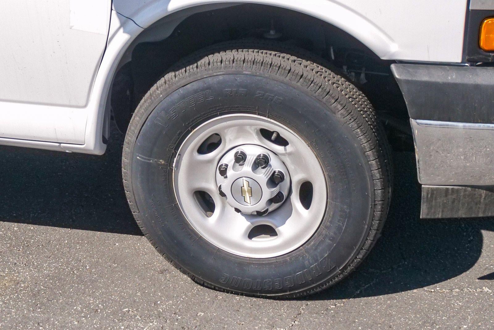 2025 Chevrolet Express Cutaway 3500 3500 Van 139"