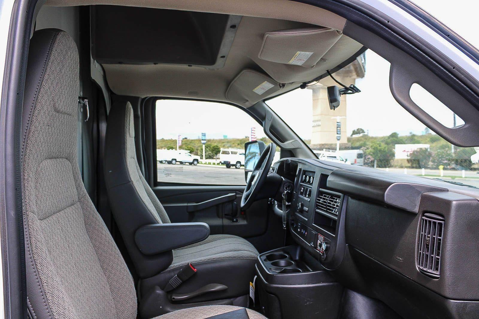 2025 Chevrolet Express Cutaway 3500 3500 Van 139"