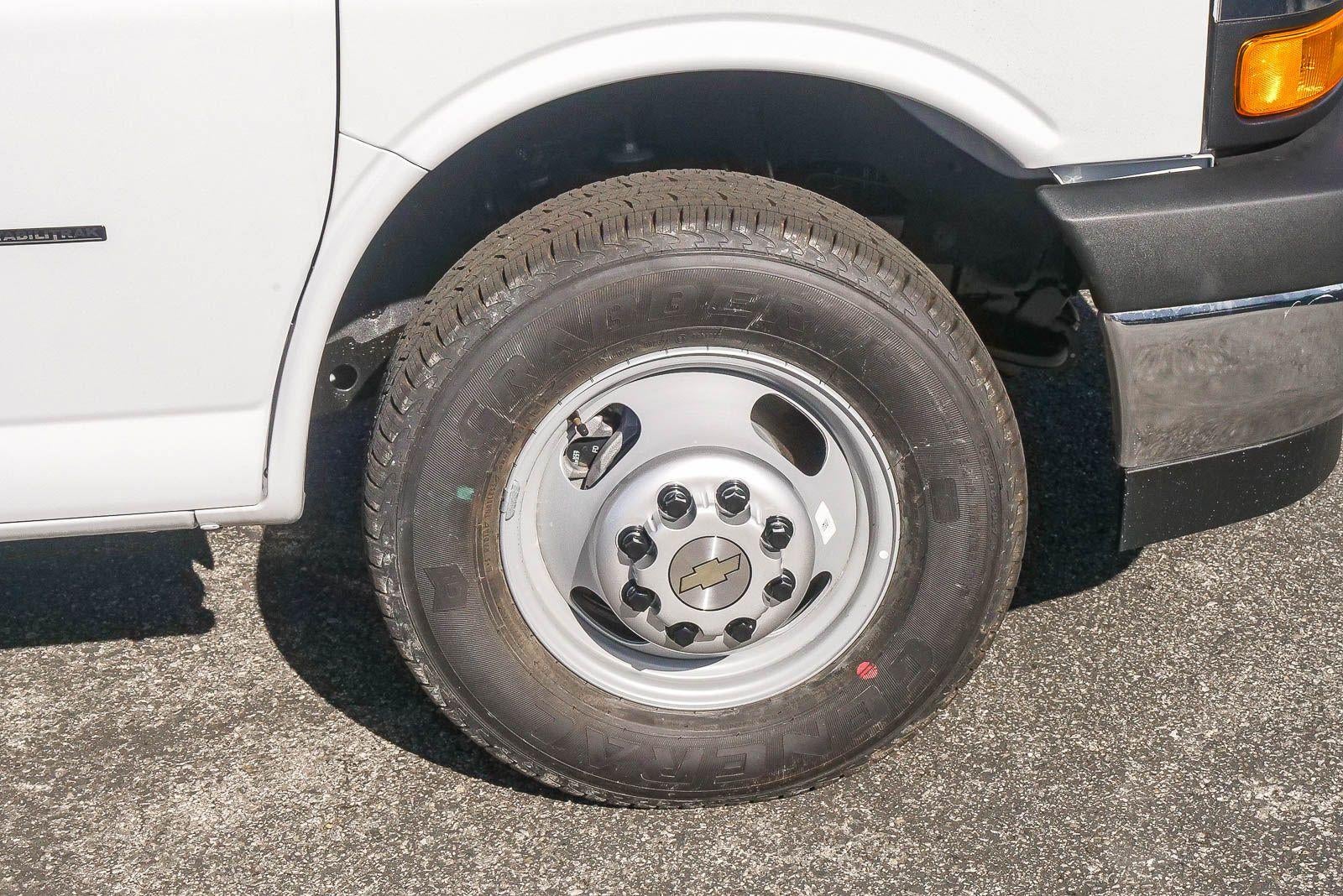 2026 Chevrolet Express Cutaway 3500 3500 Van 139"