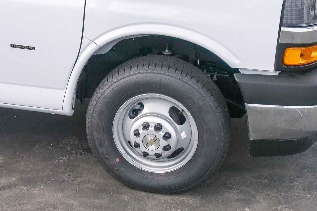 2025 Chevrolet Express Cutaway 3500 3500 Van 177"