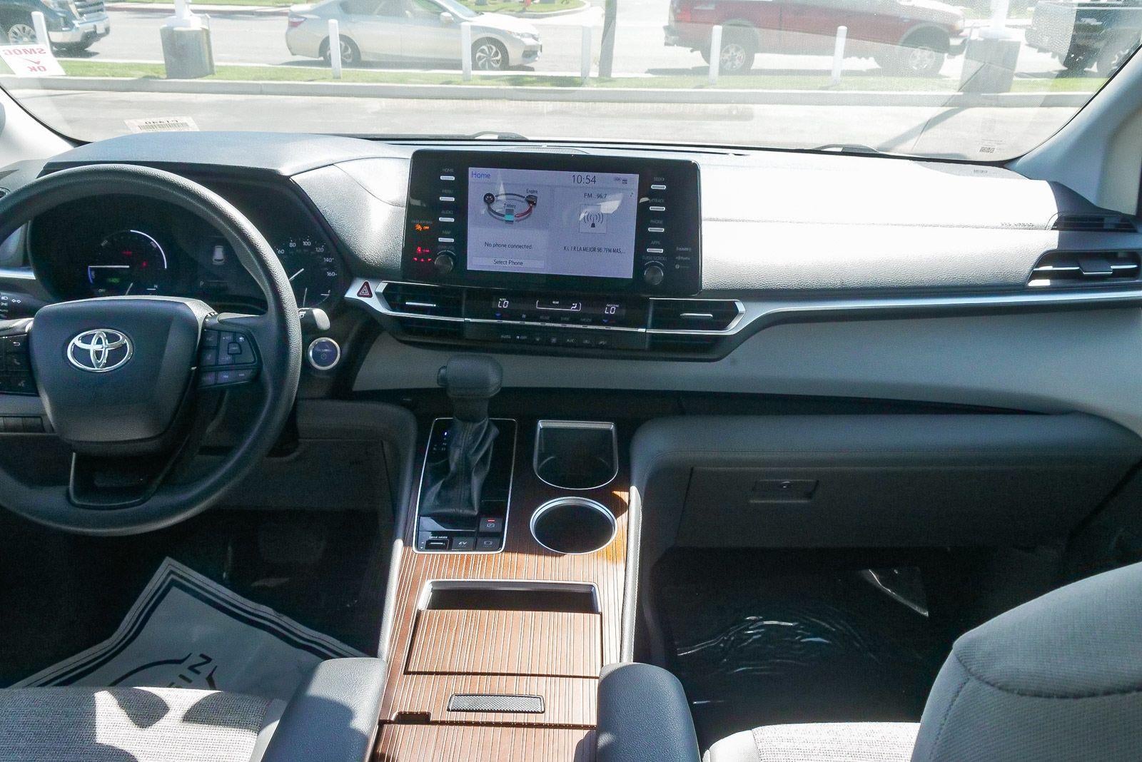 2022 Toyota Sienna LE