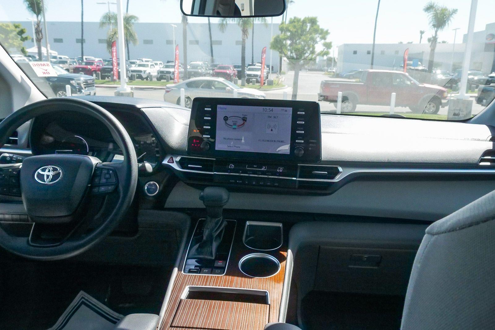 2022 Toyota Sienna LE