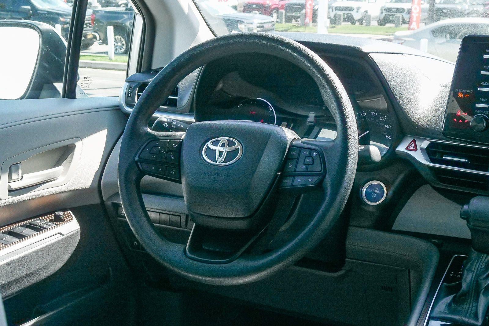 2022 Toyota Sienna LE