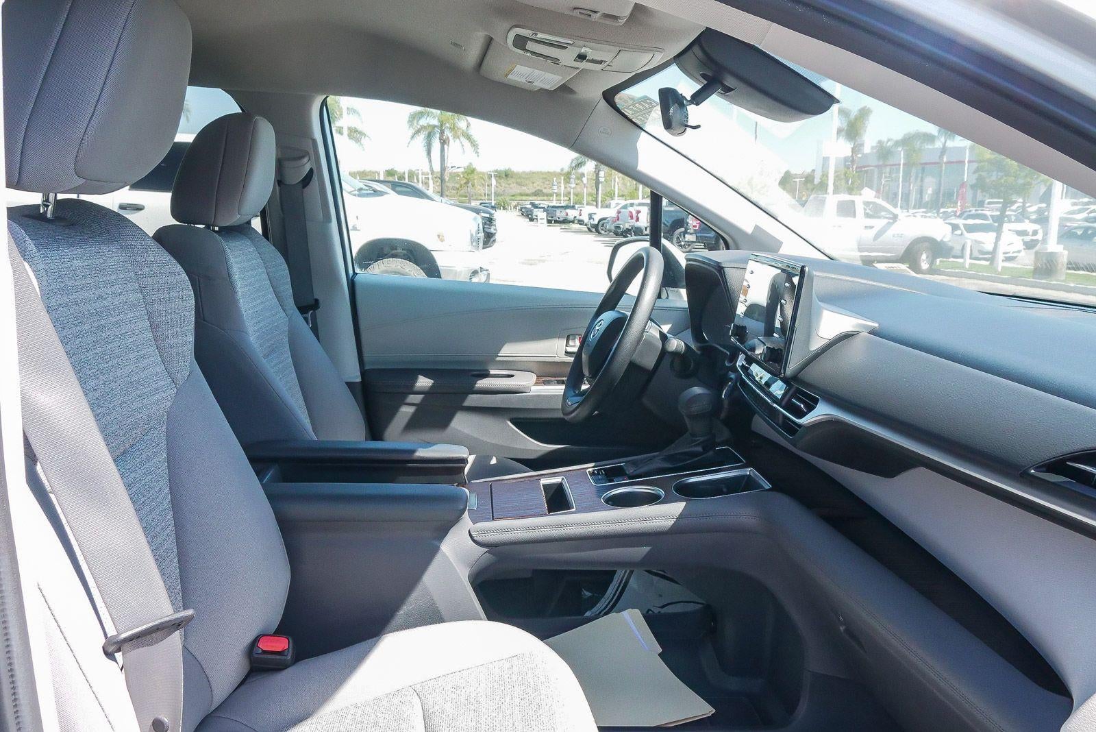 2022 Toyota Sienna LE