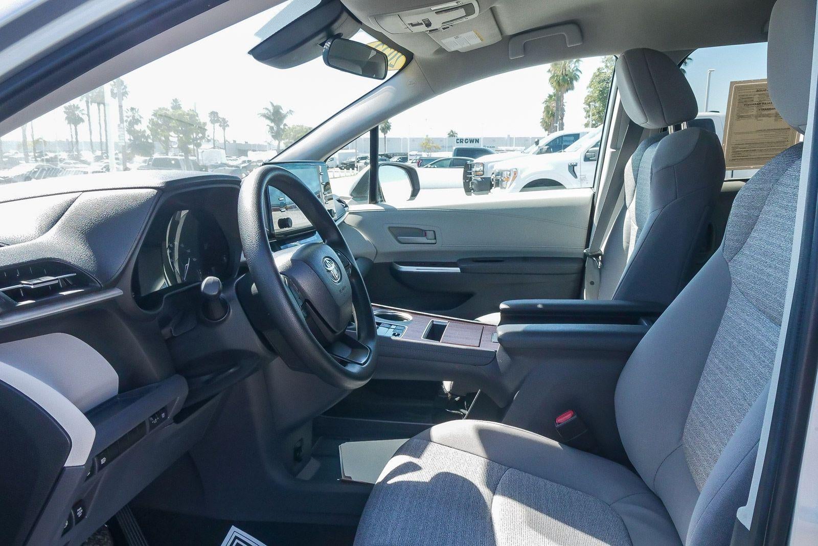 2022 Toyota Sienna LE