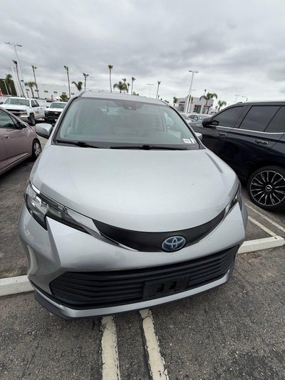 2022 Toyota Sienna LE
