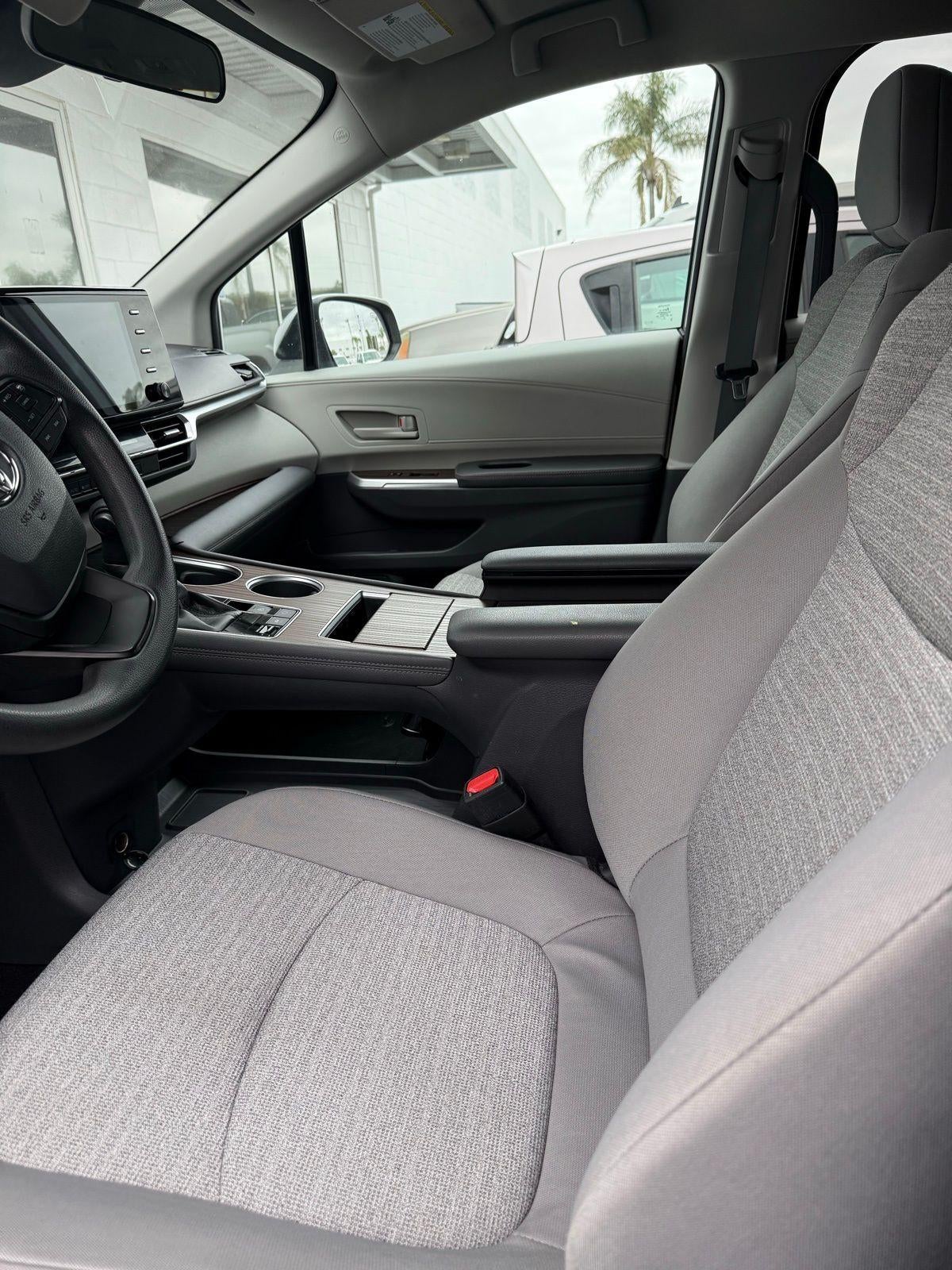 2022 Toyota Sienna LE