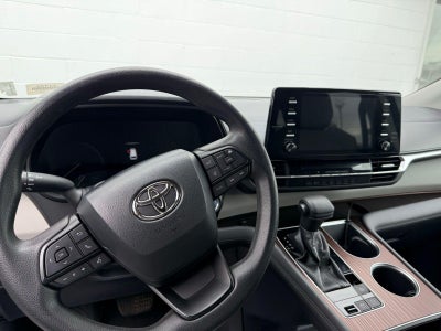 2022 Toyota Sienna LE