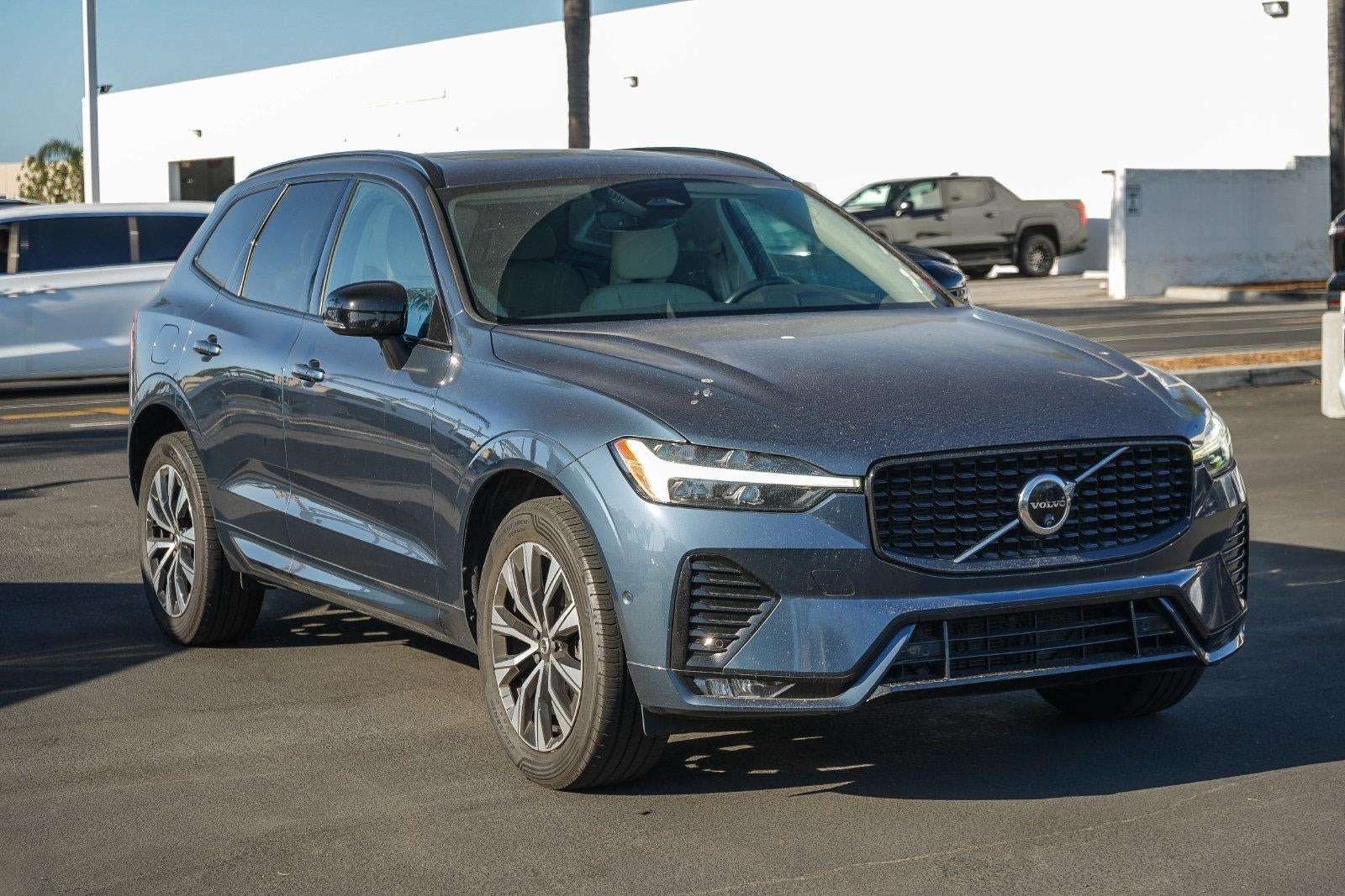 2024 Volvo XC60 Plus Dark Theme