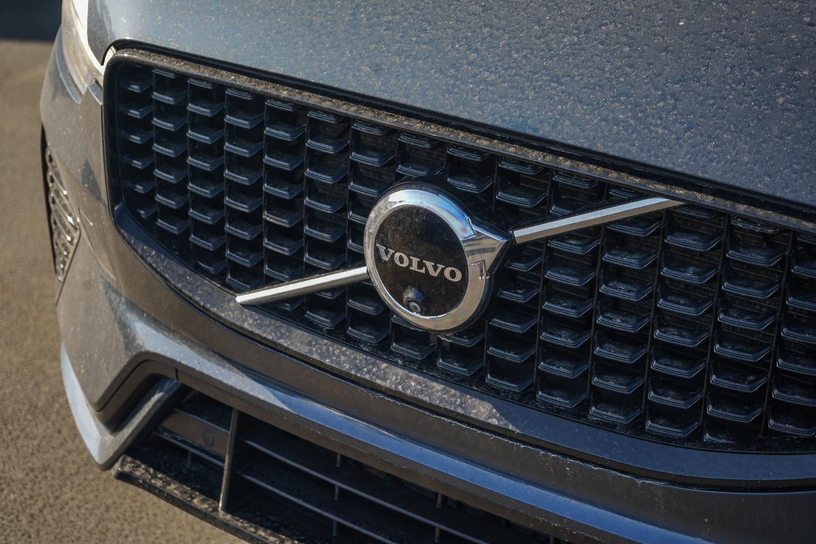 2024 Volvo XC60 Plus Dark Theme
